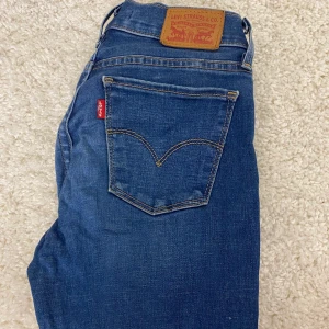 Levis Jeans - Säljer nu mina skinny lågmidjade levis jeans som inte kommer till någon användning, använda några gånger. Bra i längden på den som är runt 168/165 beronde på hur långa man vill att dom ska vara i benen. Sitter bra på mig som är en XS