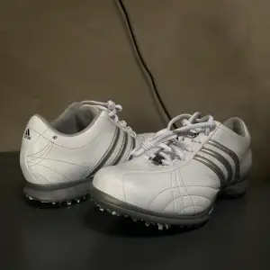 Ovanliga golfskor i storlek 38 från Adidas i färgen vit. Har små kristaller på skorna. Är i fantastiskt skick, bara använda en gång. Saknar tyvärr lådan, därav priset. Kommer att rengöras innan frakt. Öppen för bud!