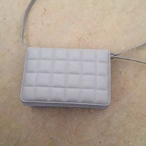 Väska - Säljer denna beiga väskan från hm🫶🏾minns inte exakt hur mycket den kostade men skulle gissa runt 250-300🥰