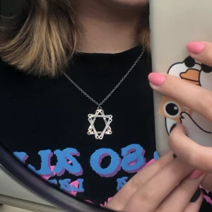 Stjärnhalsband - Brons likanande halsband som antingen föreställer ett pentagram eller davidsstjärna beror på vad man vill se. Köpt på secondhand. Säljs för 50kr plus frakt som ligger på 13kr. Bara att höra av sig om man har frågor🔮