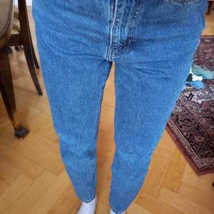 Dagny mom-jeans storlek xs petite. Fint skick! 