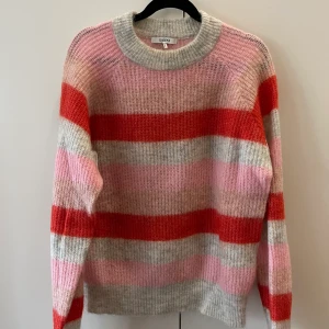 Stickad tröja från Ganni - Stickad tröja från Ganni i mohair i storlek Small. Inga tecken på användning finns.