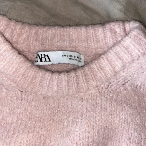 Rosa stickad tröja - En tjockt stickad rosa tröja ifrån zara 🫶🏼