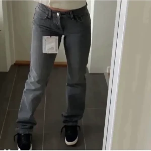 Zara jeans  - Säljer dessa mörkgråa zara jensen som är väldigt uppskattade och inte säljs längre är i midrise modellen säljs då dem inte passar mig.  (Lånade bilder)