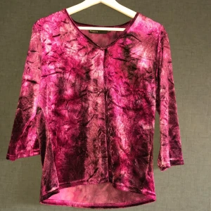 Glittrig tröja  - Hej! Säljer nu min fina glittriga tröja då den inte kommer till användning. Skriv gärna om du är intresserad!