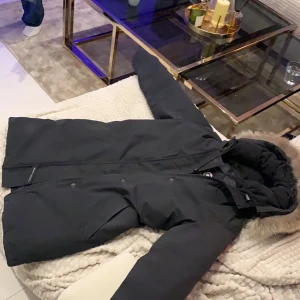 Canasta goose jacka dam! - Canada goose jacka! skriv för mer information vid intresse!  Använd i 1 år!  Jackan är kemtvättad och fräsch!  Orginal priset 11.825 kr  