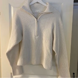 Stickad zip up - Säljer denna superfina stickade zip up tröjan ifrån hm då jag inte får användning för den, använd Max 4 gånger💗