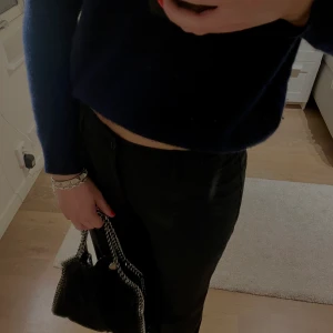 Kostymbyxor filippa k - Super snygga kostymbyxor från filippa k, lågmidjade och perfekt i längd för mig som är 165cm. Verkligen snygga och bra skick! Köpta för ca 2000kr.