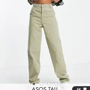 Vill sälja dessa gröna, långa, raka byxor från ASOS. Modellen är 180cm lång och bär storlek 36. Jag säljer storlek 34 som numera är slutsåld. Säljer då jag glömde returnera i tid, därav är byxorna helt oanvända och har fortfarande kvar prislapp.