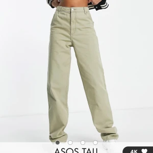 Khaki straight leg trousers  - Vill sälja dessa gröna, långa, raka byxor från ASOS. Modellen är 180cm lång och bär storlek 36. Jag säljer storlek 34 som numera är slutsåld. Säljer då jag glömde returnera i tid, därav är byxorna helt oanvända och har fortfarande kvar prislapp.