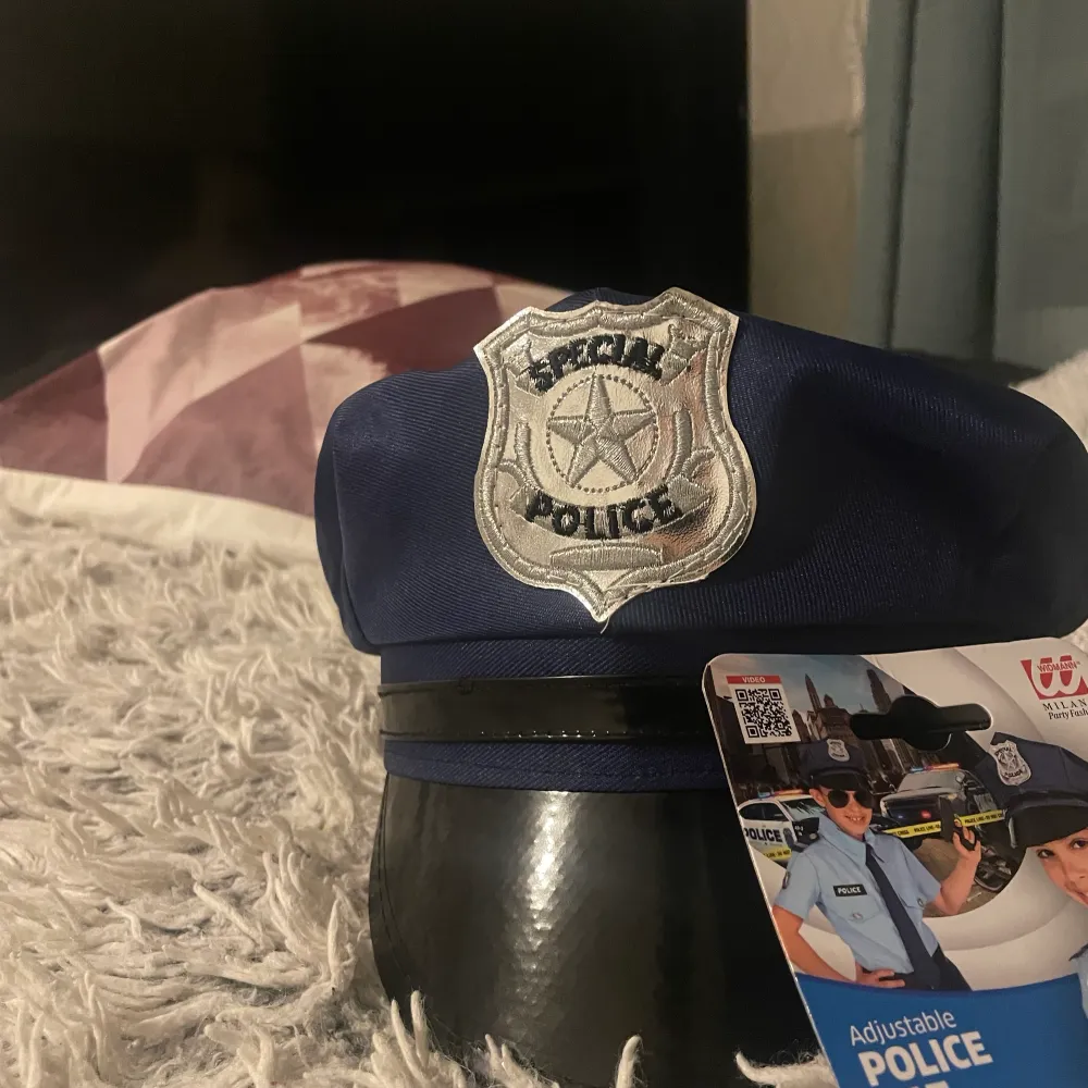polis hatt med lappen kvar, endast använd en gång! justerbar där bak så den passar alla huvudstorlekar 💓. Övrigt.