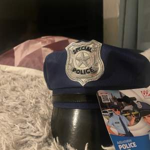 polis hatt med lappen kvar, endast använd en gång! justerbar där bak så den passar alla huvudstorlekar 💓