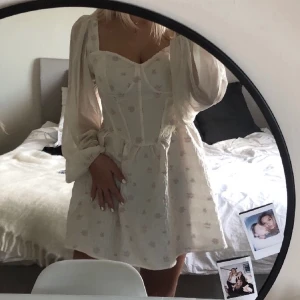 Klänning med korsett - Prislappen är kvar, sitter så fint på 🤍 köpt ifrån Cider för 400kr passar både S & M.  📦frakt kostar 66kr & är spårbar