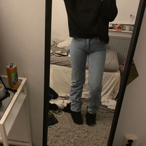 Mid rise straight leg jeans - zara - Jag säljer nu mina kär zara jeans eftersom att jag inte längre gillar hur dom sitter på mig då de har blivit lite för små för min smak🫶🏽