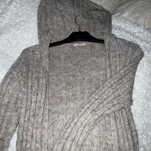 Långkofta från Bershka  - Supermysig stickad lång kofta från Bershka i storlek M! Passar även S💓🌸💗 perfekt för mysiga höstdagar✨