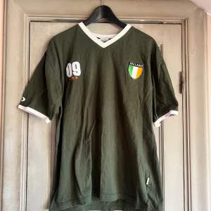 En Irland fotbolls tröja som är as cool men gillar den inte lika mycket. I helt nytt skick. Frakt 66kr
