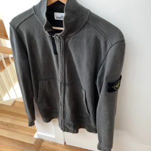 Stone Island Zip sweatshirt  - Storlek S, inga skador, endast användningsslitage.