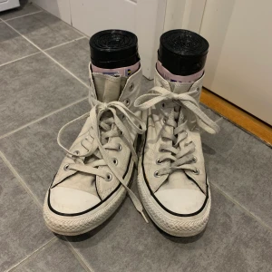 Skor - Vita höga converse i storlek 38 från Footway, köpta för 700kr, säljer för 250kr+ frakt. Går även att mötas upp i Stockholm❤️