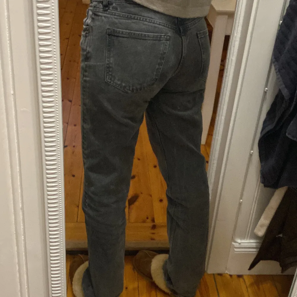 Jättesnygga lågmidjade grå Zara jeans. Storlek 38 men passar även 36. . Jeans & Byxor.