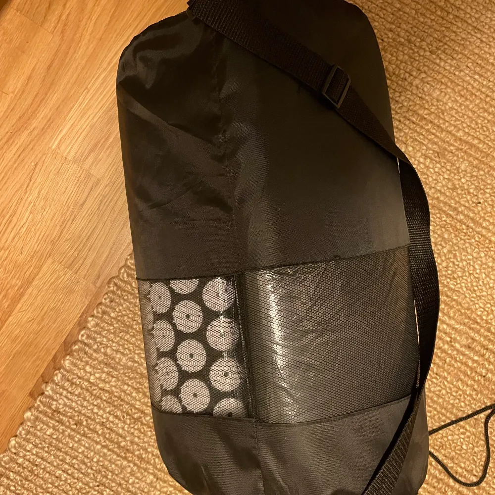 Oanvänd spikmatta + spikkudde. Perfekt väska med band du kan ha runt Axel eller som väska. Matta + kudde med spikar.. Övrigt.