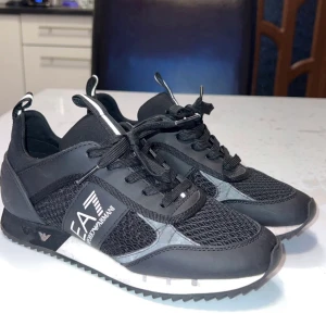 Nya armani skor  - Storlek 38 &2/3  Nytt pris 2185kr säljs för 1800kr  Kan mötas upp eller hämtas 