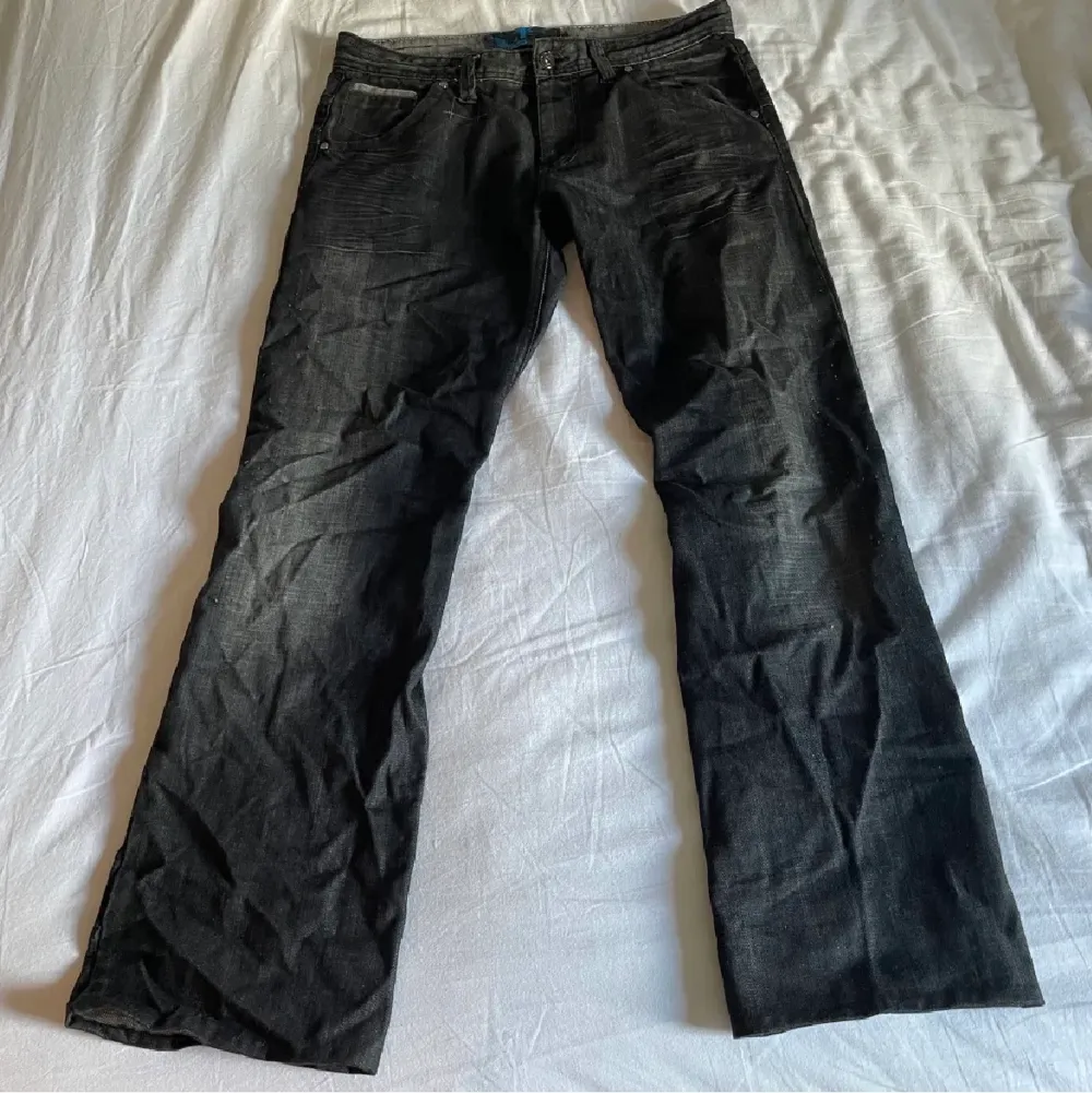 Oversized svarta jeans i storlek 30. Innerbenslängd 80 midjemått rakt över 42💕. Jeans & Byxor.