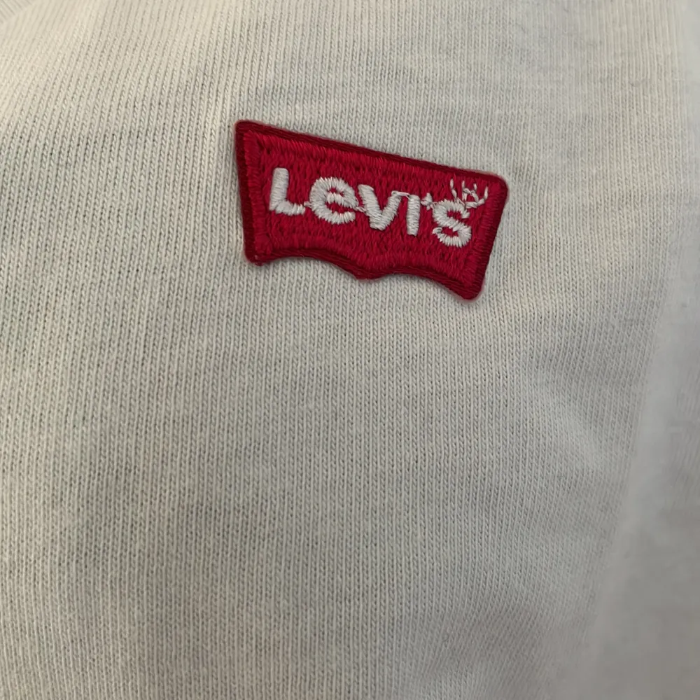 En vit v-ringad t-shirt från Levis som aldrig kommit till användning då jag inte använder t-shirt💗. T-shirts.