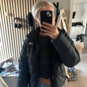 The north face jacka - Säljer nu min north face jacka som är i nyckick. Den är storlek S och köptes förra vintern. Vill ni ha fler bilder så kan jag skicka de. Köparen står för frakten 
