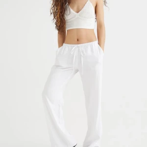 Storlek xs - Säljer mina fina vita linnebyxor i storlek xs dom är använda tre gånger och är i fint skick köparen står för frakten 💕📦