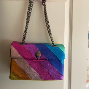 Kurt Geiger väska - Intressekoll på denna supercoola väskan från Kurt Geiger. Använd ca 3 gånger. Dustbag och äktighetsbevis medföljer. *Köparen står för frakt.