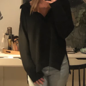 Stickad tröja - En svart stickad tröja.