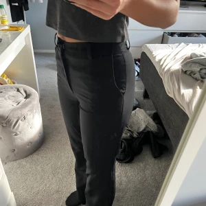 Kostymbyxor  - Säljer nu mina kostymbyxor från bikbok som inte kommer till användning. Dem är i storlek 36 och sitter jättefint. Köparen står för frakten 