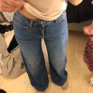 Jeans  - Högmidjade jeans som jag köpte förra året, anvönda men inga skador så som hål eller fläckar