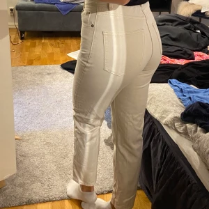Ljusbeige jeans  - Så fina jeans från Lindex! Höga i midjan och sitter superbra över rumpan! 