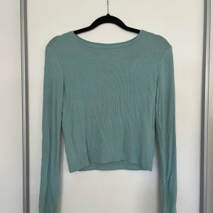 Turkos tröja  - Mjuk tröja från Gina Tricot med långa ärmar. Storlek S och i väldigt fint skick