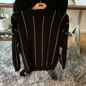 Sweatshirt - Randig tröja från bikbok