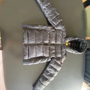 Parajumpers jacka YS - Snygg para jumpers jacka i väldigt  bra skick. Köptes 2021 är i storlek youth small och är äkta, om du vill vara på säkra sidan så kan du äktighets testa den med qr koden😀 Finns i stockholm/Värmdö Mvh Hjalmar 