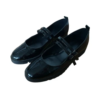 mary janes - 🌙svarta nästan oanvända mary janes 🌙står storlek 40 men passar mig med 39 🌙fraktar endast