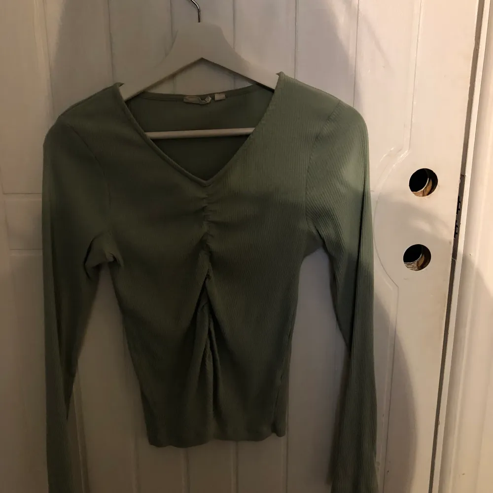 En grön tröja ifrån kappahl i stl: 170. Det är en söm mellan brösten, sällan använd och är i jätte bra skick . Toppar.