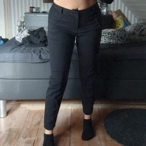 Kostymbyxor  - Från vero moda, storlek 32/xs men passar mig rätt bra som har S-M. Byxorna har legat ett tag i garderoben... Jag är 163cm. Köparen står för frakten💞