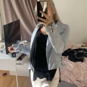 Blå skinnjacka  - Super fin blå skinnjacka i mycket bra skick, säljer pågrund av ingen användning. Använd endast 3 gånger. Passar mig som har storlek s/m i andra jackor. Priset kan diskuteras 