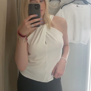 Zara topp - Säljer min fina oanvända zara topp! Jag har inte fått användning av den så säljer därför vidare. 😝