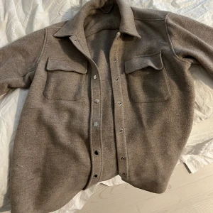 Overshirt &otherStories - Beige Overshirt i nyskick från &otherstories säljes! Oversize! Frakt tillkommer🤗