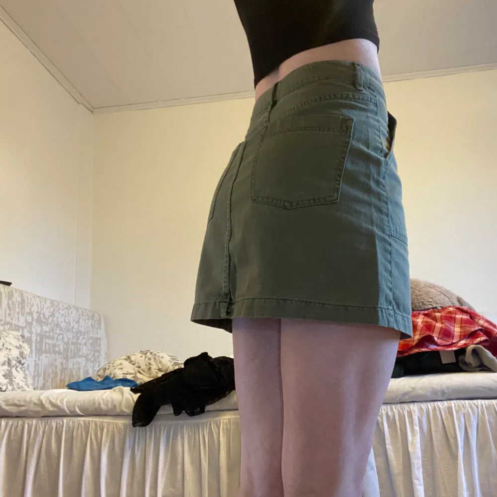 Militärgrön kjol från hm, storlek 36. Kjolar.