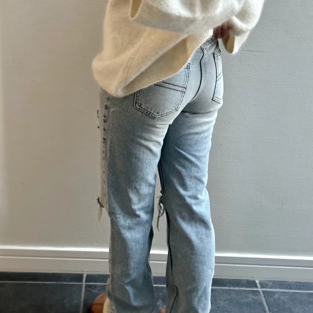 Säljer dessa näst intill nya jeans. Har inga fler bilder & fraktar helst. Söker snabb affär. . Jeans & Byxor.