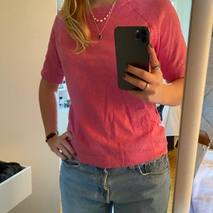Rosa stickad tshirt  - Så fin och skön rosa tröja. Älskar färgen och så mysig på hösten men ocksp till en kjol eller över en klänning på sommaren, äälskar 💗💗💗