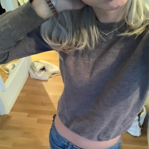 Stickad tröja - Assnygg merino stickad tröja från Riley som är i storlek M men råkades tvättas mindre så nu är den som storlek S!🤎💗