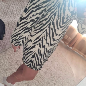 Zebra klänning - Från Gina 