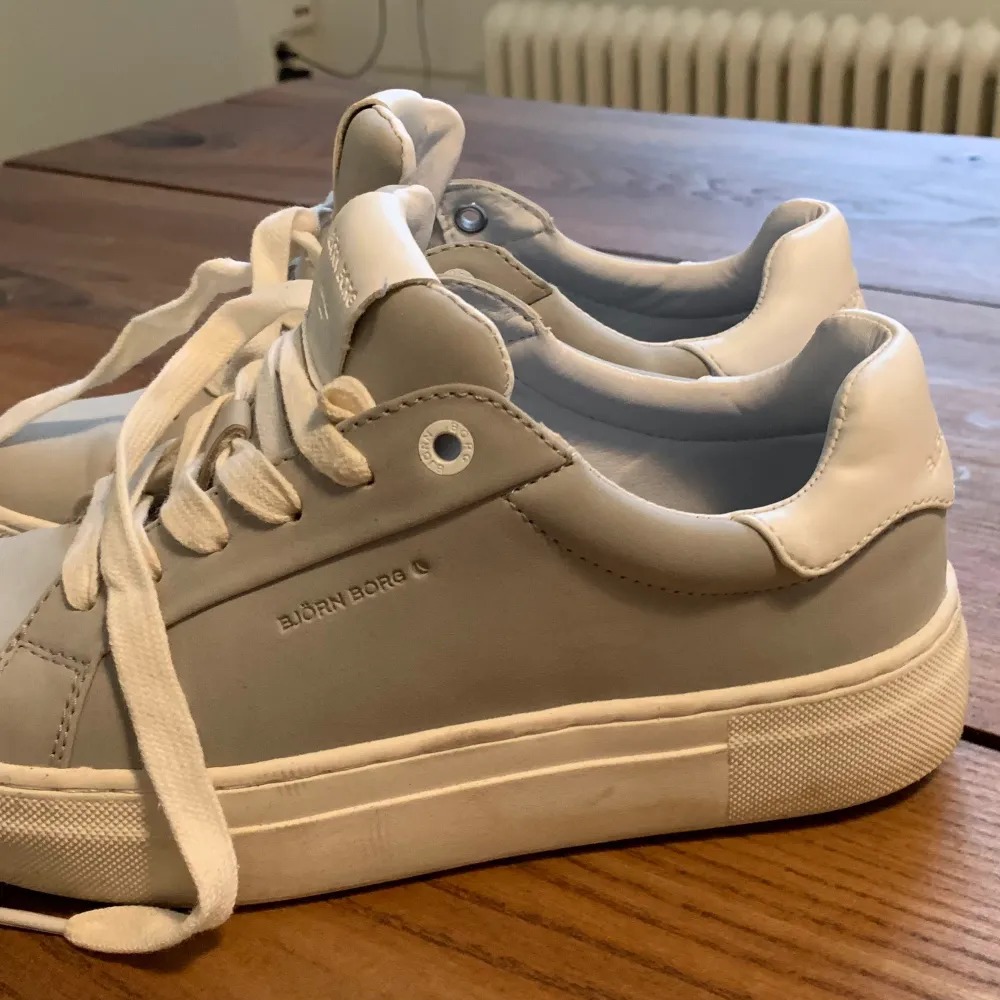 Använda Max 1 dag Den är som nya du kan till och med känna doften av nya skor utav de. 👞 Det är storlek 37. Passar både tjejer och killar. Säljes billigt vid snabbaffär. 🫣 Jag kan även skicka de för 45:- extra. . Kengät.