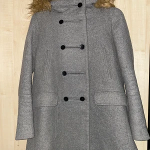 Vinterkappa - Mysig vinterkappa med luva<3 i bra skick även fast den använts flitigt, två knappar saknas